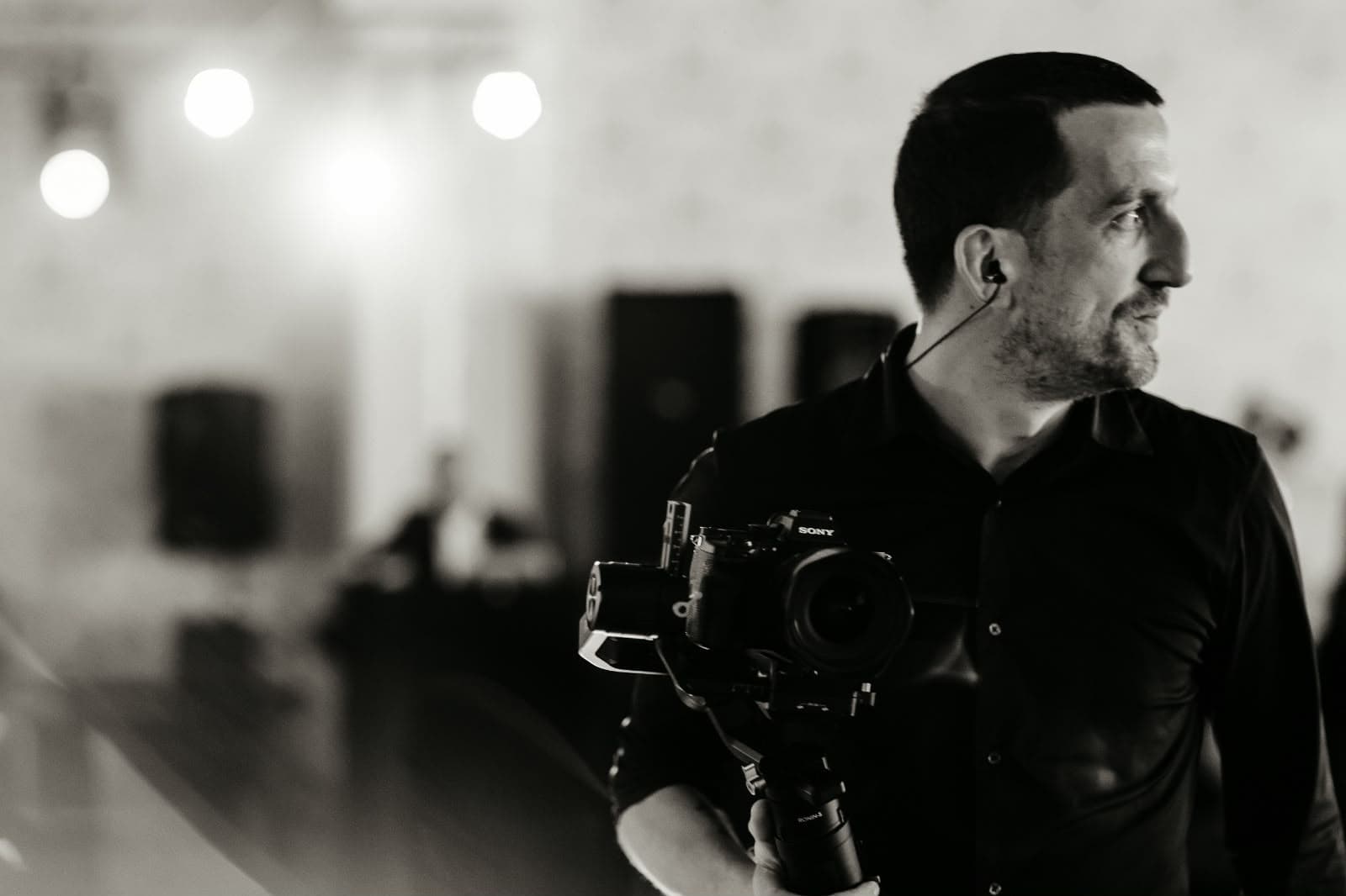 Mihai Bozesan cu camera Sony și stabilizator gimbal